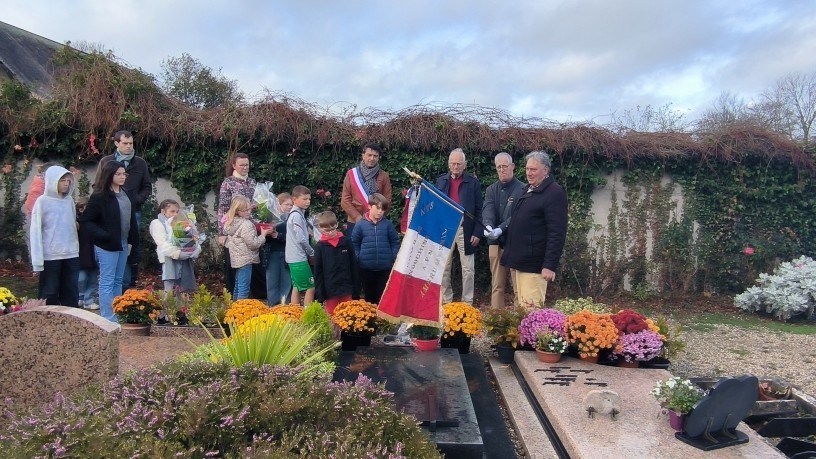 Dépôt de gerbe au cimetière